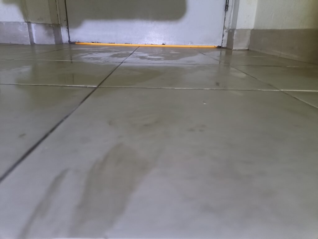 condensation on building floor in dubai marina due to high humidity