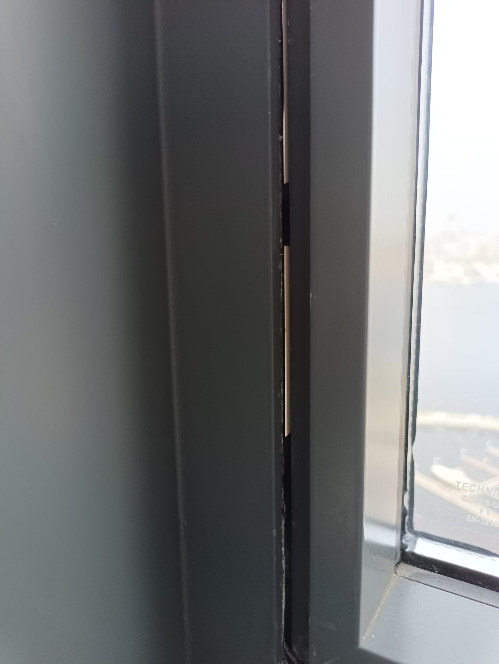 leaky windows in dubai creek resulting in mold and high humidity in the apartments